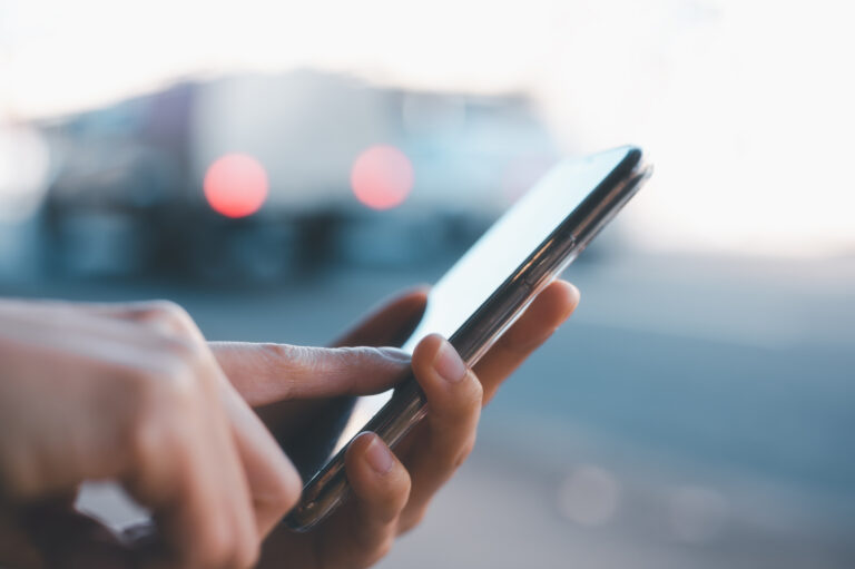 Explorez les multiples avantages de la voyance par SMS pour les personnes en mouvement