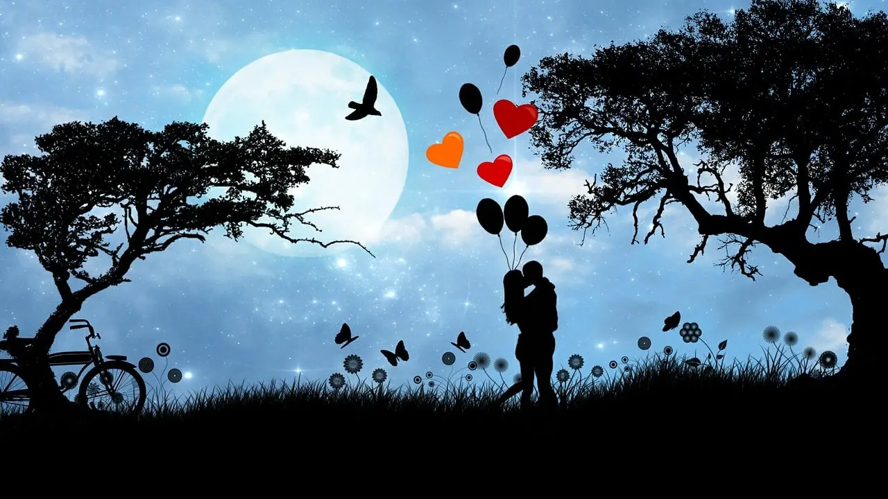 couple heureux se tenant la main en pleine nature voyante consultant des cartes pour aider un couple